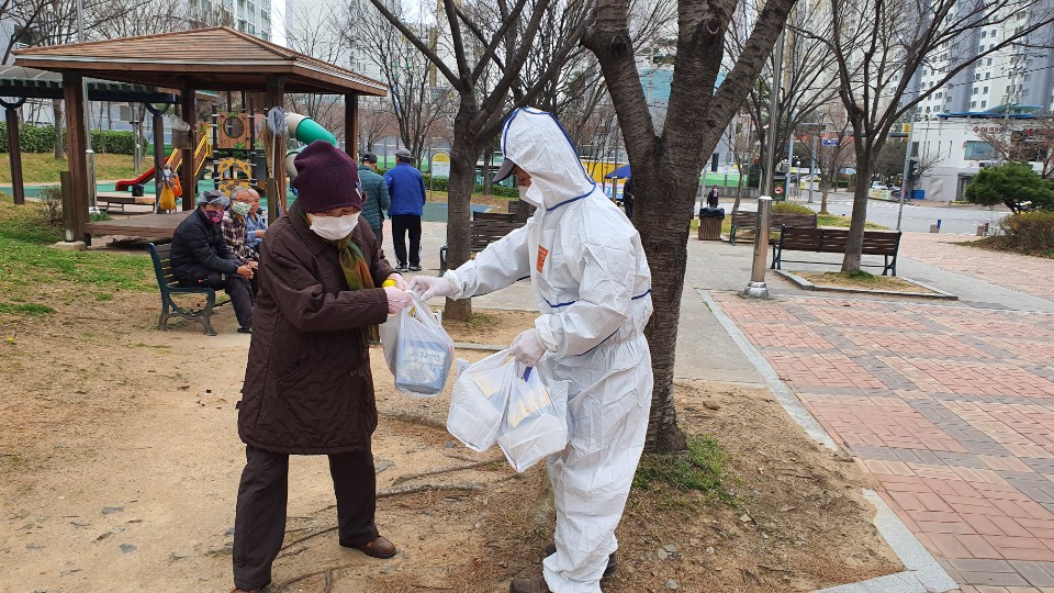 따뜻한 밥차 도시락 전달