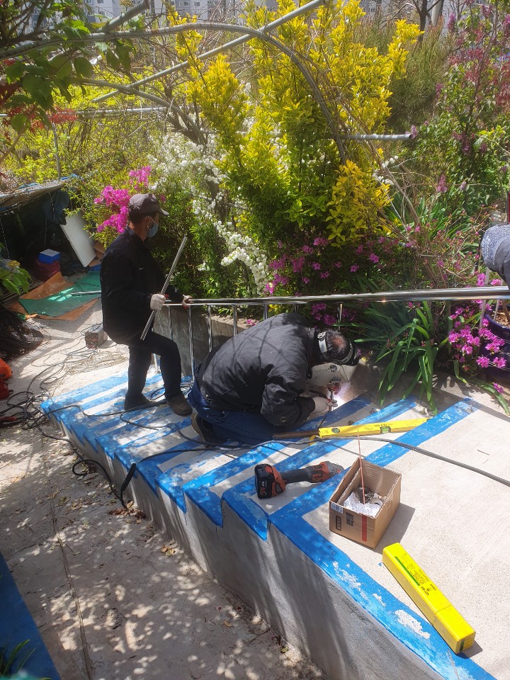 베이비부머 봉사단 취약가정 출입문 교체 및 안전바 설치