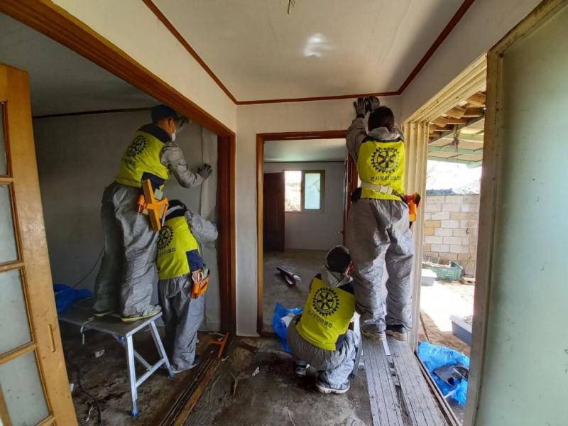 인지면 독거노인 도배봉사(한서로타리클럽, 3. 21.)