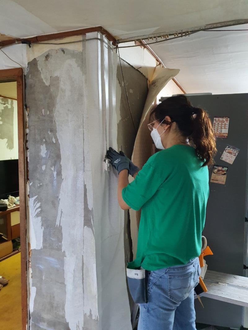 성연면 취약가정 우렁각시 도배봉사단 참여(회장 한도현, 8. 21.)