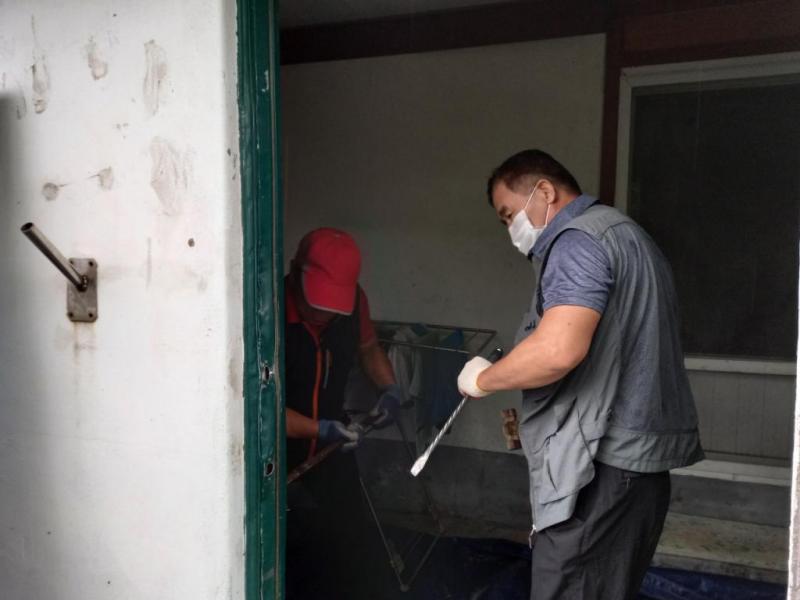 음암면 취약가정 집수리 봉사 베이비부머 봉사단 참여(회장 정필훈, 8. 25.)