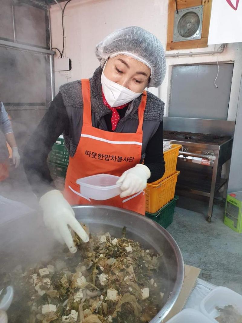 독거노인을 위한 무료급식 따뜻한 밥차