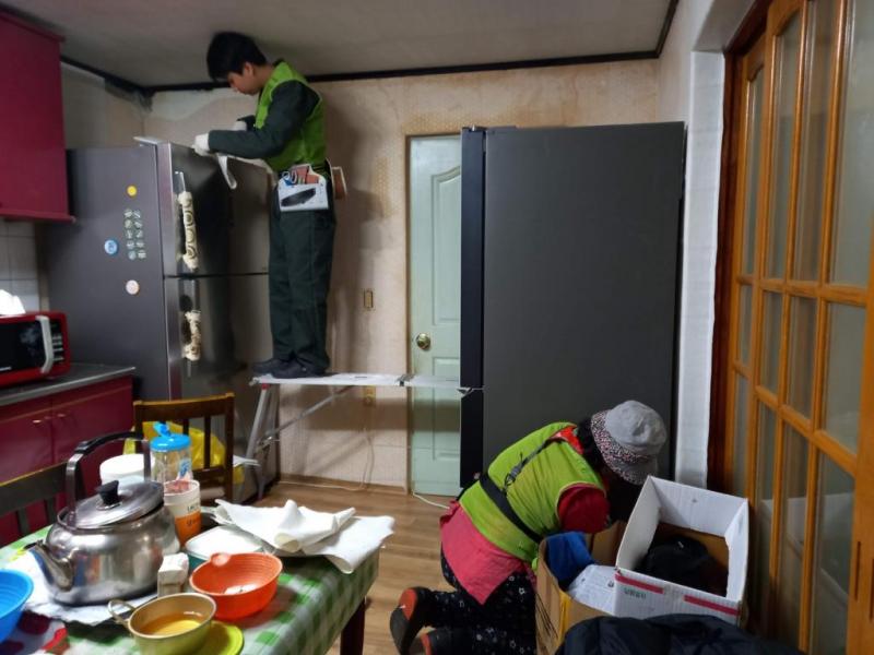 스산도배봉사단 취약계층 가정에 도배봉사