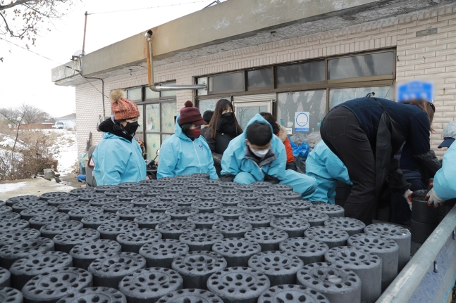 강추위 속에 전달된 연탄